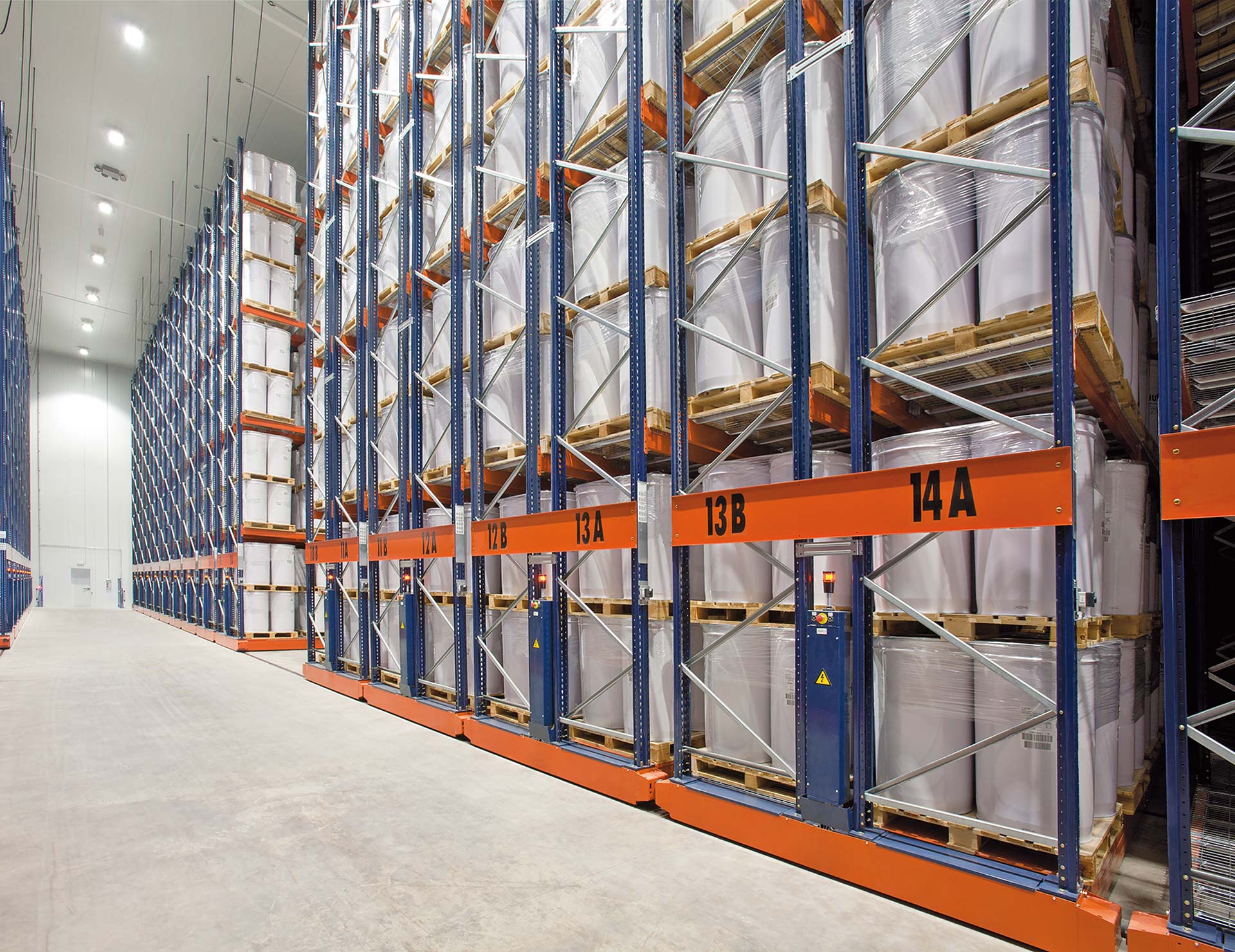 As estantes Movirack permitem aumentar a capacidade de armazenamento de uma instalação entre 80% e 120%
