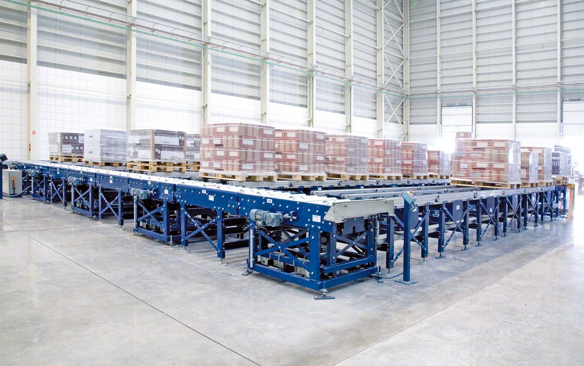 Os canais de acumulação permitem organizar as paletes como parte do processo de controlo automático das saídas do armazém Os canais de acumulação permitem organizar as paletes como parte do processo de controlo automático das saídas do armazém