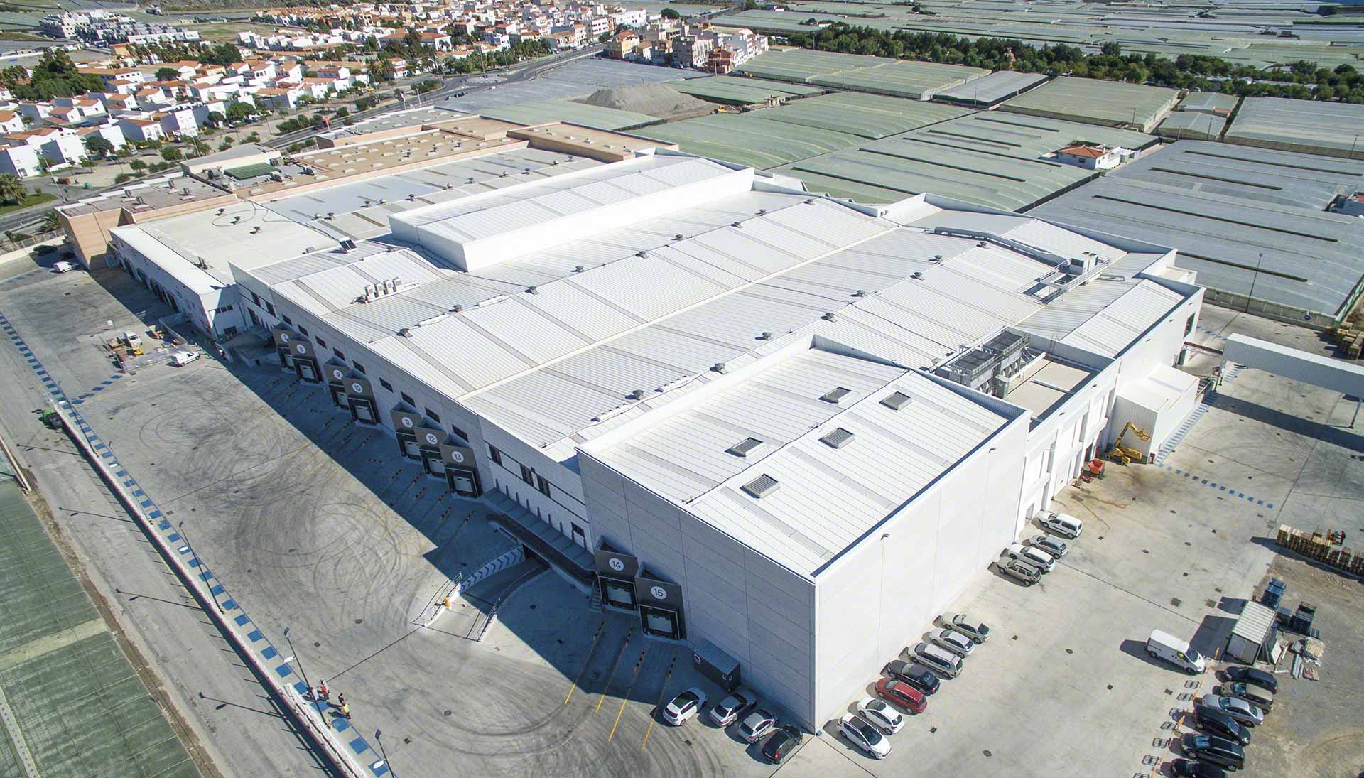 As plataformas logísticas multinível são projetadas para maximizar o espaço de armazenagem em ambientes urbanos As plataformas logísticas multinível são projetadas para maximizar o espaço de armazenagem em ambientes urbanos