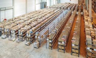 A reposição de stock no armazém deve ser organizada de forma que as estantes de picking contenham os produtos necessários