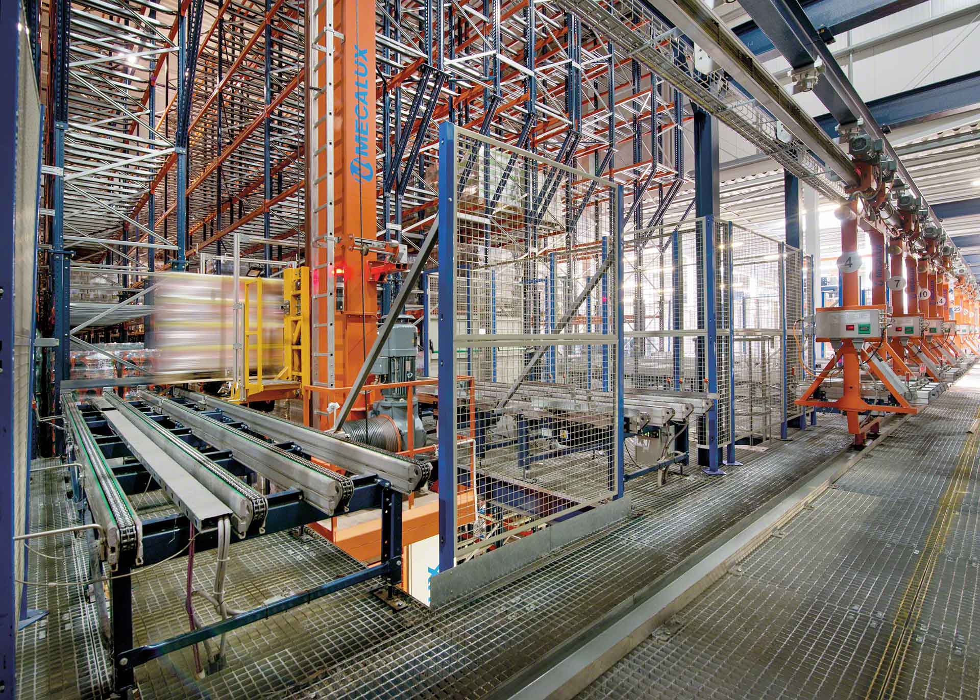 A instalação de transelevadores é um exemplo de automação de processos industriais em logística