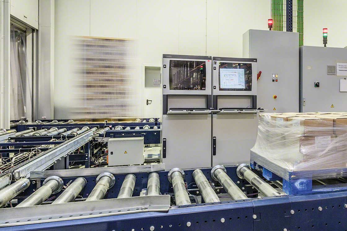 O WMS possibilita o controlo automático das entradas e saídas do armazém O WMS possibilita o controlo automático das entradas e saídas do armazém