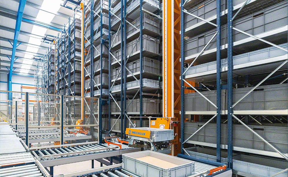 O armazém automático gere 8.000 caixas em apenas 625 m²