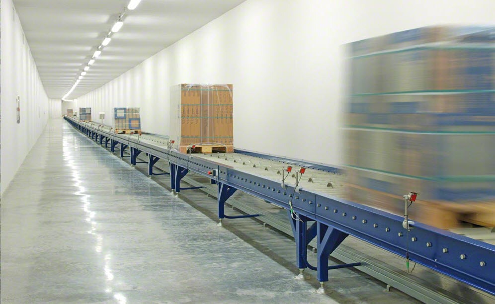Um túnel subterrâneo com 1 km de transportadores liga o centro de produção ao armazém