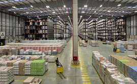 No armazém A é combinado o sistema compacto semiautomático Pallet Shuttle com estantes convencionais