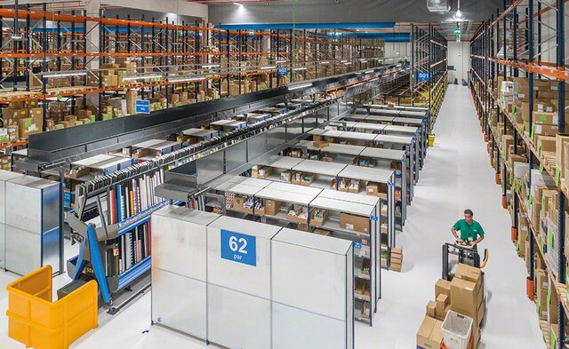Mecalux forneceu todos os equipamentos de armazenamento que compõem a instalação: estantes para cargas ligeiras com prateleiras, estantes de picking dinâmico e estantes de paletização convencional