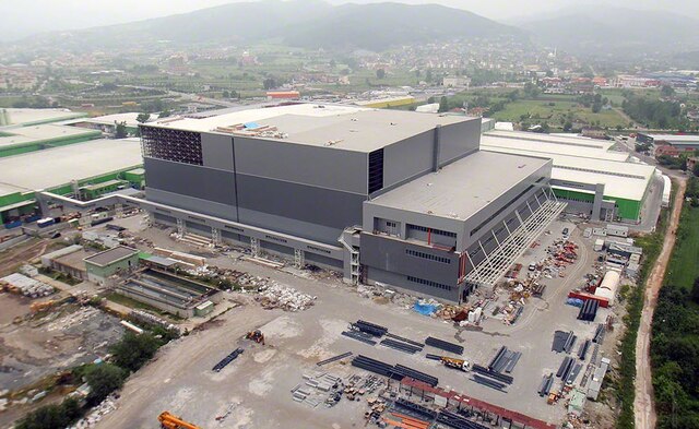 O armazém autoportante da Hayat Kimya em construção. Para a estrutura autoportante foram utilizadas 10.000 toneladas de aço