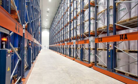 Como colocar 11.000 paletes de dimensões especiais em 4.400 m² graças às estantes móveis Movirack