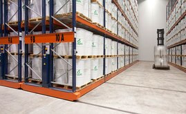 Com as bases móveis é possível manter o acesso direto a cada palete
