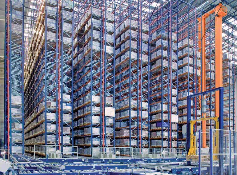 Estantes de profundidade simples numa empresa do setor cerâmico para a construção.