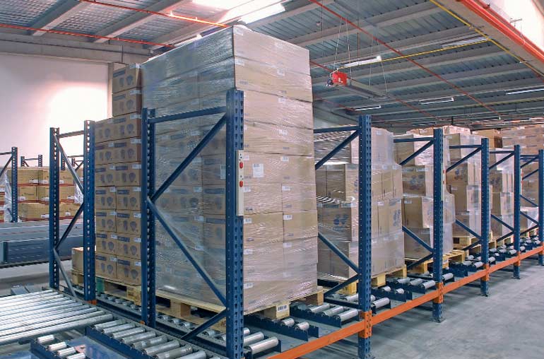 Distribuição de paletes em transportadores de rolo.
