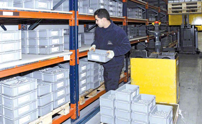 Operador realizando tarefas de picking diretamente sobre as paletes