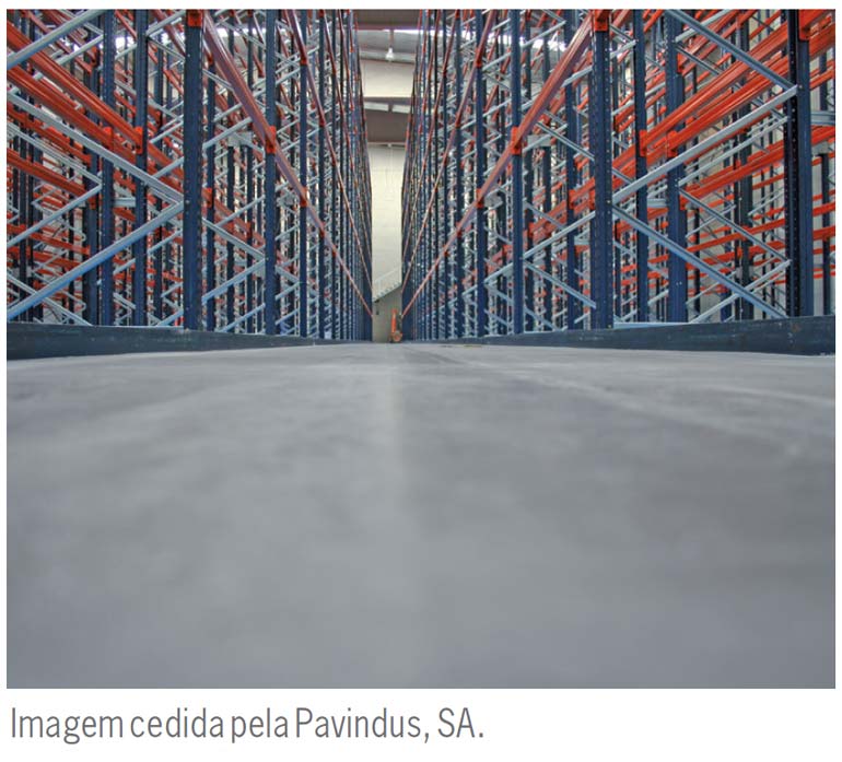 O nivelamento do solo é consubstancial à instalação da estante.