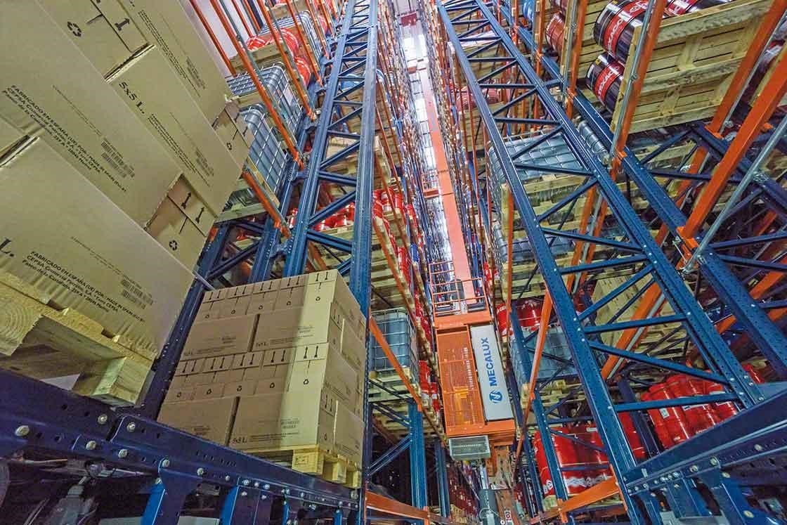 Um transelevador manuseia paletes de forma automática em um armazém robotizado