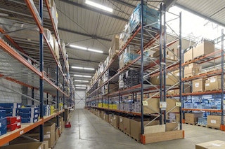 Mercadoria armazenada em estantes industriais