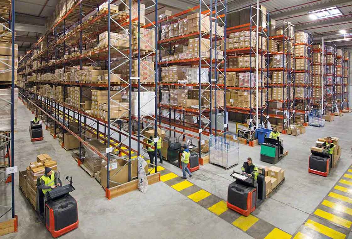 Operadores movimentando mercadorias num armazém Operadores movimentando mercadorias num armazém