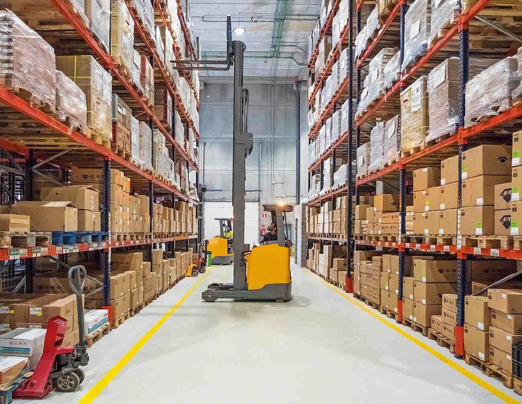 Mercadorias armazenadas em estantes Mercadorias armazenadas em estantes