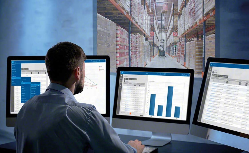 Um operador controla o stock disponível graças a um WMS preparado como parte de uma estratégia de logística omnichannel Um operador controla o stock disponível graças a um WMS preparado como parte de uma estratégia de logística omnichannel