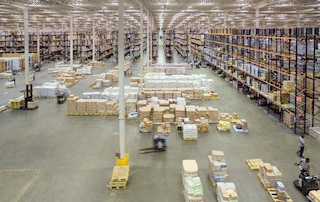 Uma empresa utiliza operações de cross-docking no armazém