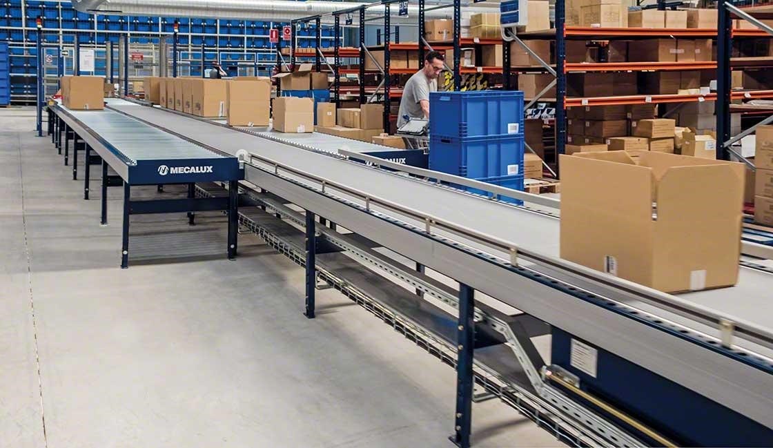 Segurança em armazéns logísticos: os transportadores permitem fazer tarefas de picking mais seguras e ergonómicas no armazém da Cofan