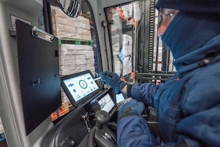 Um operador usa um tablet em uma câmara fria Um operador usa um tablet em uma câmara fria