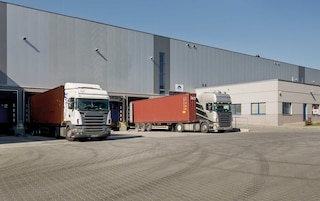 Caminhões atuando no recebimento de mercadorias nas docas do armazém Caminhões atuando no recebimento de mercadorias nas docas do armazém