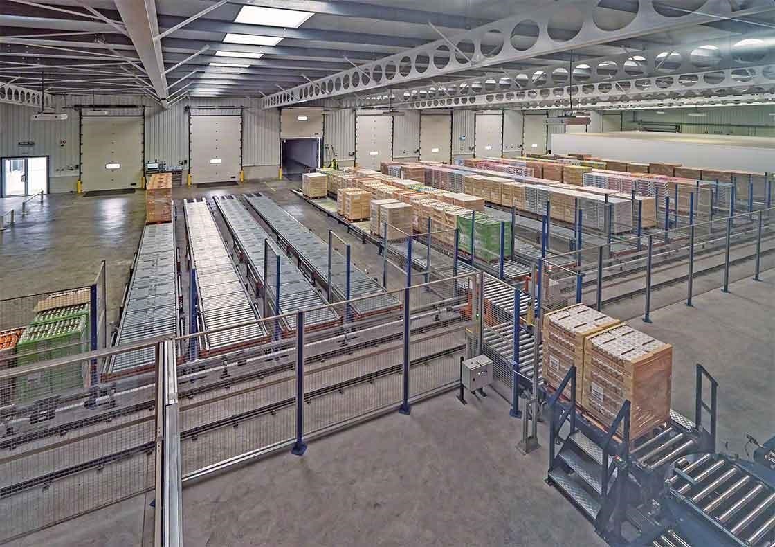 O armazém da Dafsa na Espanha instalou um circuito de transportadores que auxilia no recebimento da mercadoria
