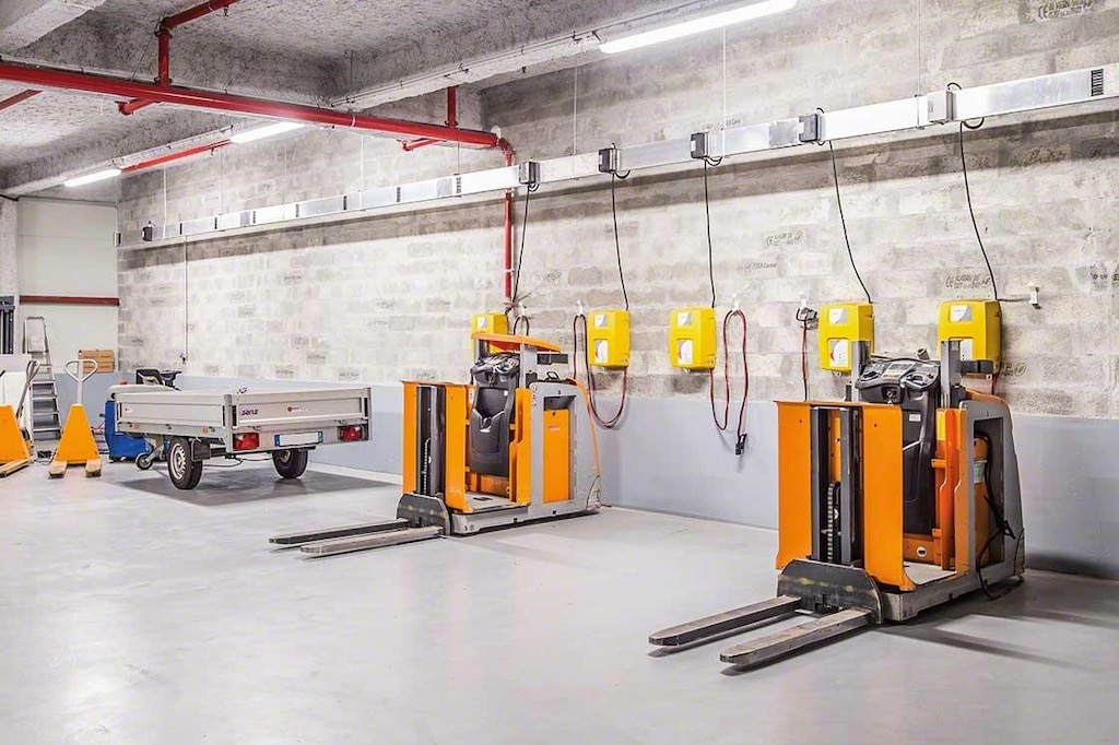 A área do armazém para a manutenção dos equipamentos deve cumprir todas as normas de segurança A área do armazém para a manutenção dos equipamentos deve cumprir todas as normas de segurança