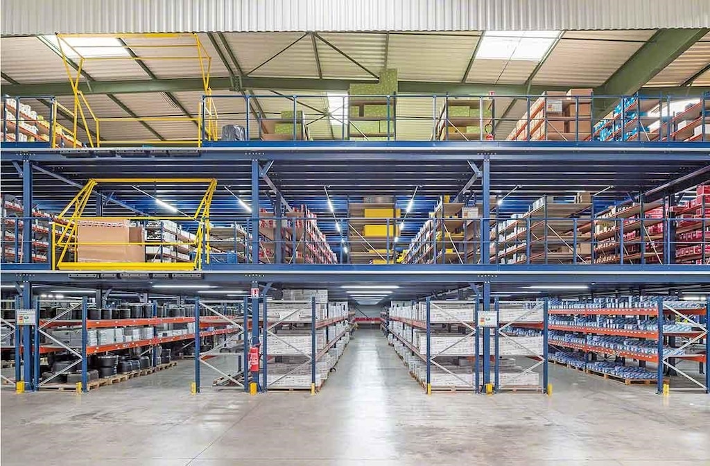 Vista dos três pisos de armazenamento da PAVI-Groupauto Vista dos três pisos de armazenamento da PAVI-Groupauto
