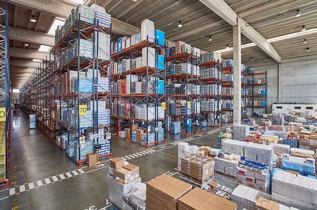 A enorme variedade de produtos agrega complexidade à gestão de stock no armazém A enorme variedade de produtos agrega complexidade à gestão de stock no armazém