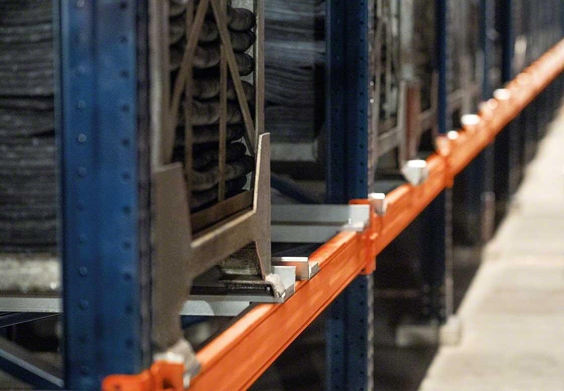 As estantes devem adaptar-se aos contentores metálicos que agrupam pneus e facilitam o armazenamento de pneus As estantes devem adaptar-se aos contentores metálicos que agrupam pneus e facilitam o armazenamento de pneus