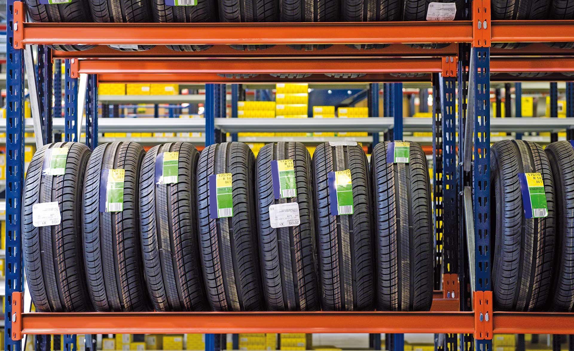 Para armazenar pneus, é necessário ajustar as características das prateleiras