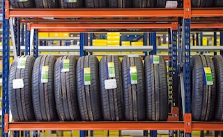Para armazenar pneus, é necessário ajustar as características das prateleiras