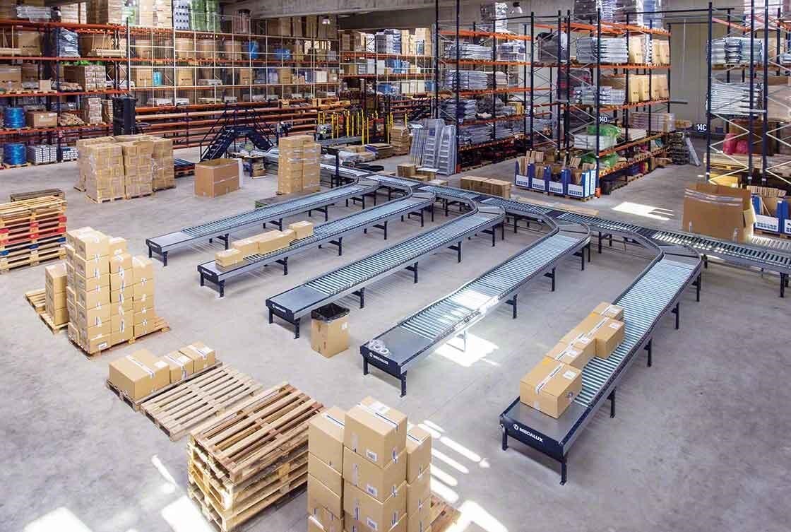 Os circuitos de transportadores reduzem as deslocações em armazéns de e-commerce