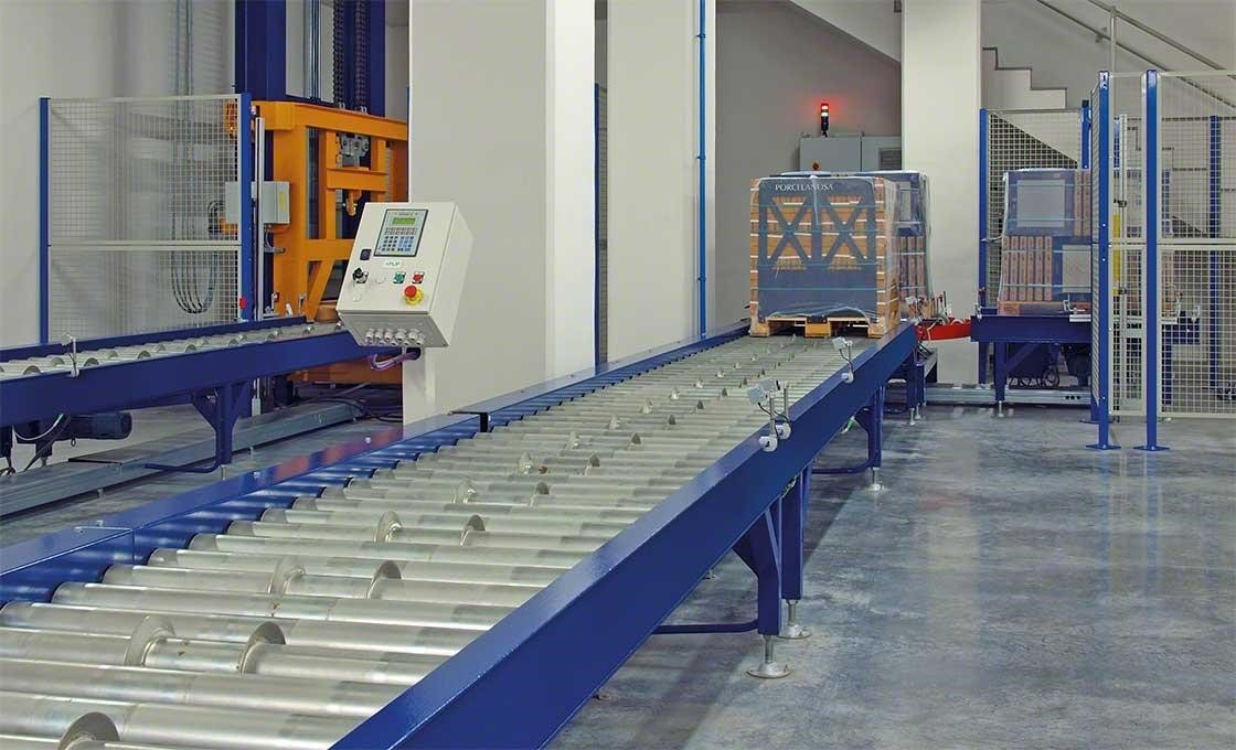 As células elétricas instaladas no circuito de transportadores de rolos permitem localizar as mercadorias