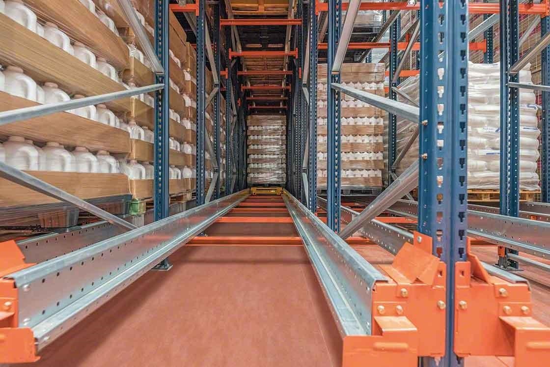 A profundidade dos canais diferencia-se em função dos distintos sistemas de armazenagem compactos A profundidade dos canais diferencia-se em função dos distintos sistemas de armazenagem compactos