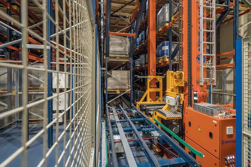 Os transelevadores extraem as cargas das estantes e fazem seu transporte automatizando ou picking Os transelevadores extraem as cargas das estantes e fazem seu transporte automatizando ou picking