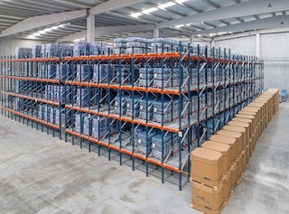 Armazém equipado com sistemas de armazenagem diâmico de roletes Armazém equipado com sistemas de armazenagem diâmico de roletes