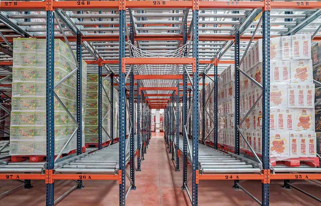 O sistema de armazenagem dinâmico conta com corredores de segurança para casos de emergência O sistema de armazenagem dinâmico conta com corredores de segurança para casos de emergência