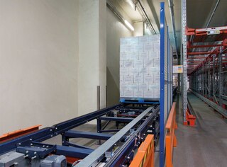 O transporte de cargas entre armazéns ou unidades produtivas faz parte da logística interna da empresa