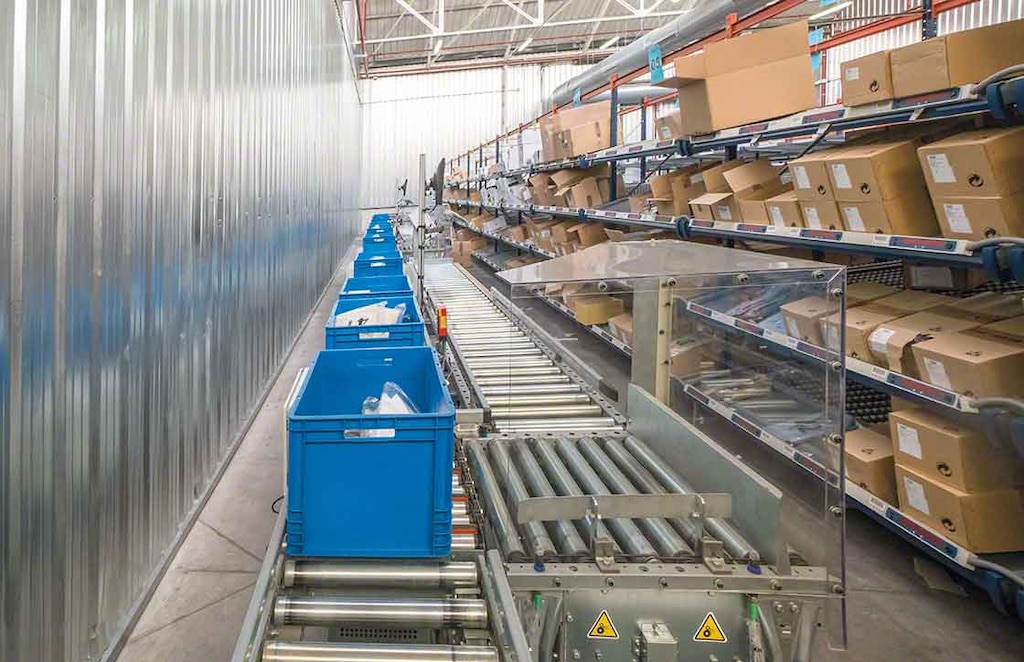 A área de picking, situada em frente às estantes, está dotada de transportadores para caixas que facilitam o movimento das cargas A área de picking, situada em frente às estantes, está dotada de transportadores para caixas que facilitam o movimento das cargas