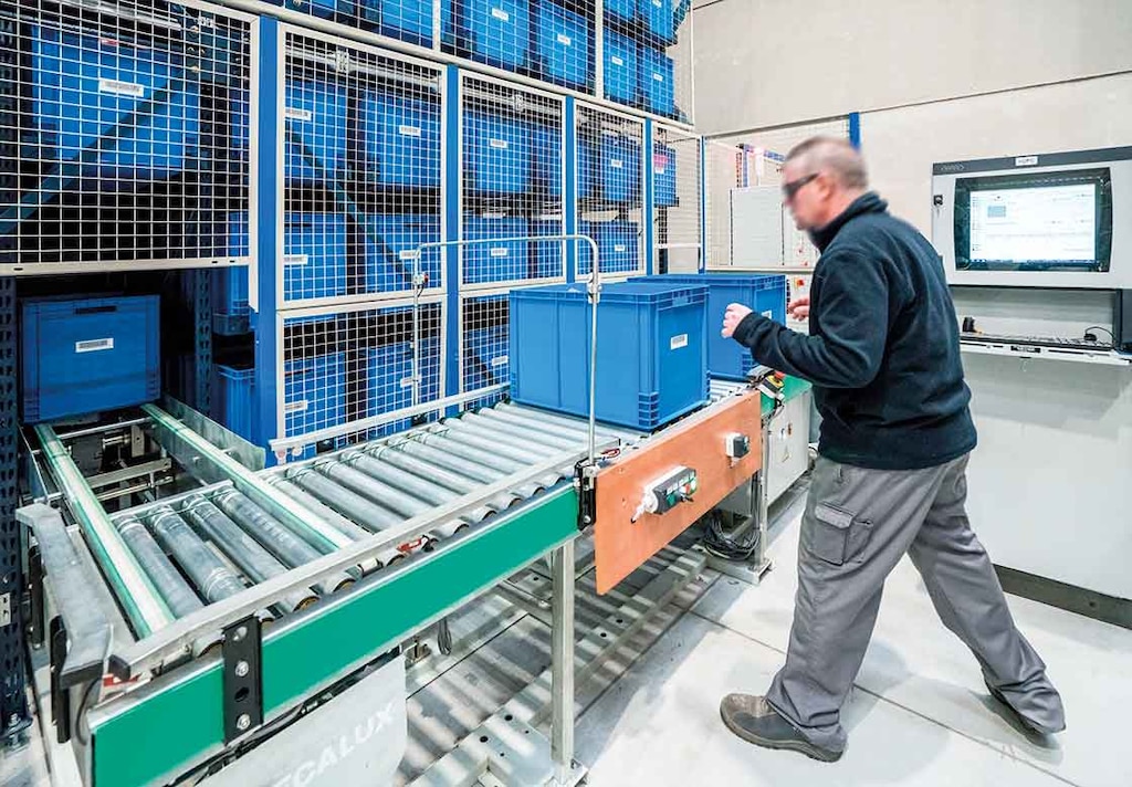 Os armazéns automáticos para caixas têm a área de picking localizada na cabeceira do miniload Os armazéns automáticos para caixas têm a área de picking localizada na cabeceira do miniload