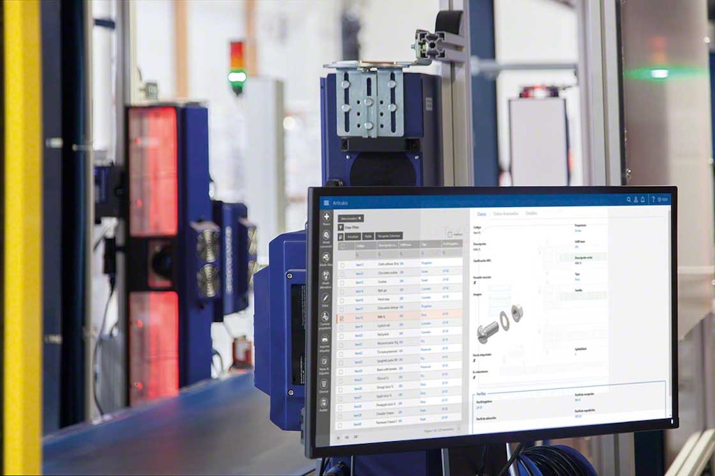 Um SGA como o Mecalux Easy WMS coordena sistematicamente a entrada e saída de produtos do armazém