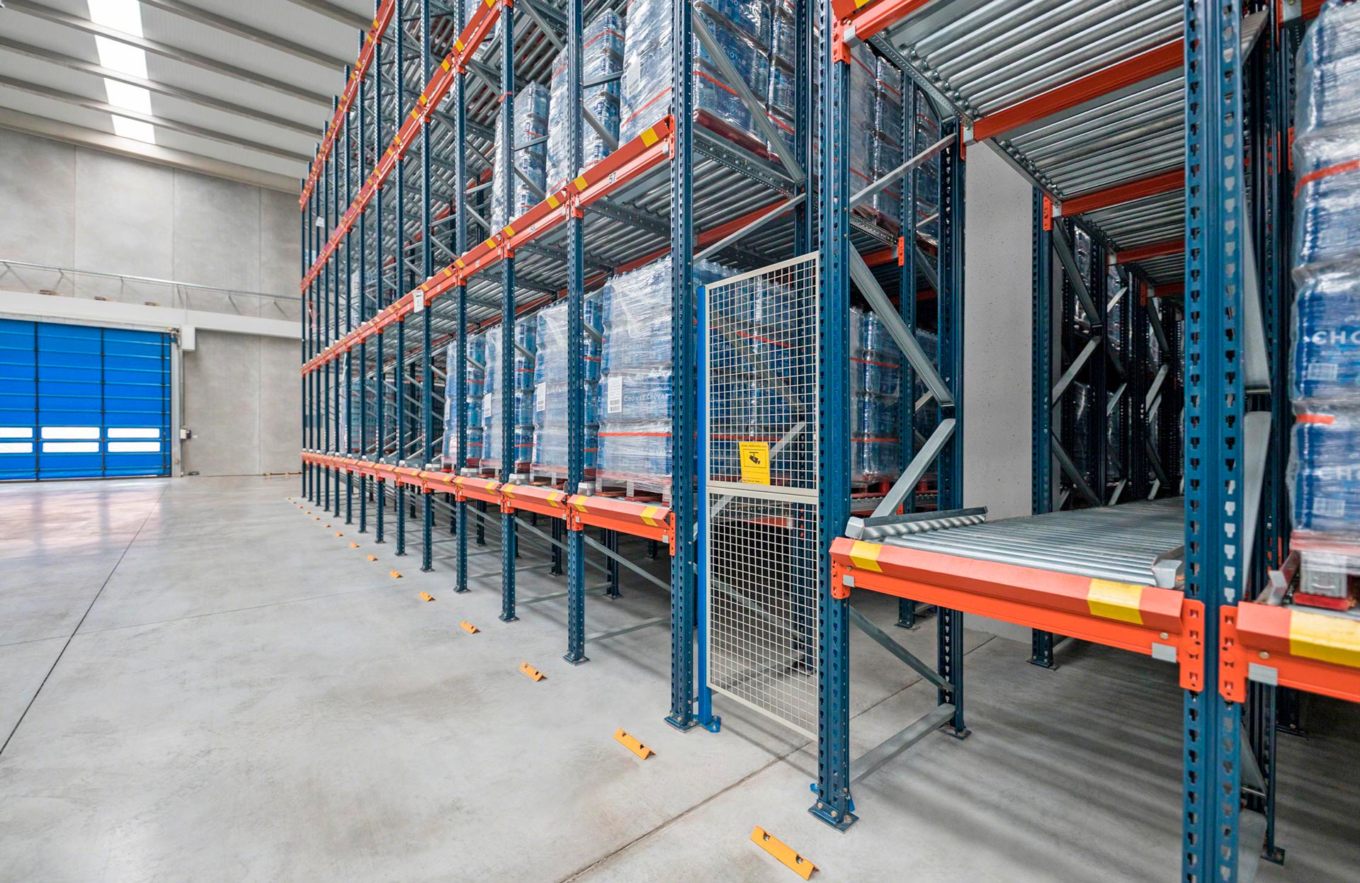 Na estrutura de armazenagem dinâmica podem ser disponibilizadas passagens de segurança para realizar consertos ou tarefas de manutenção
