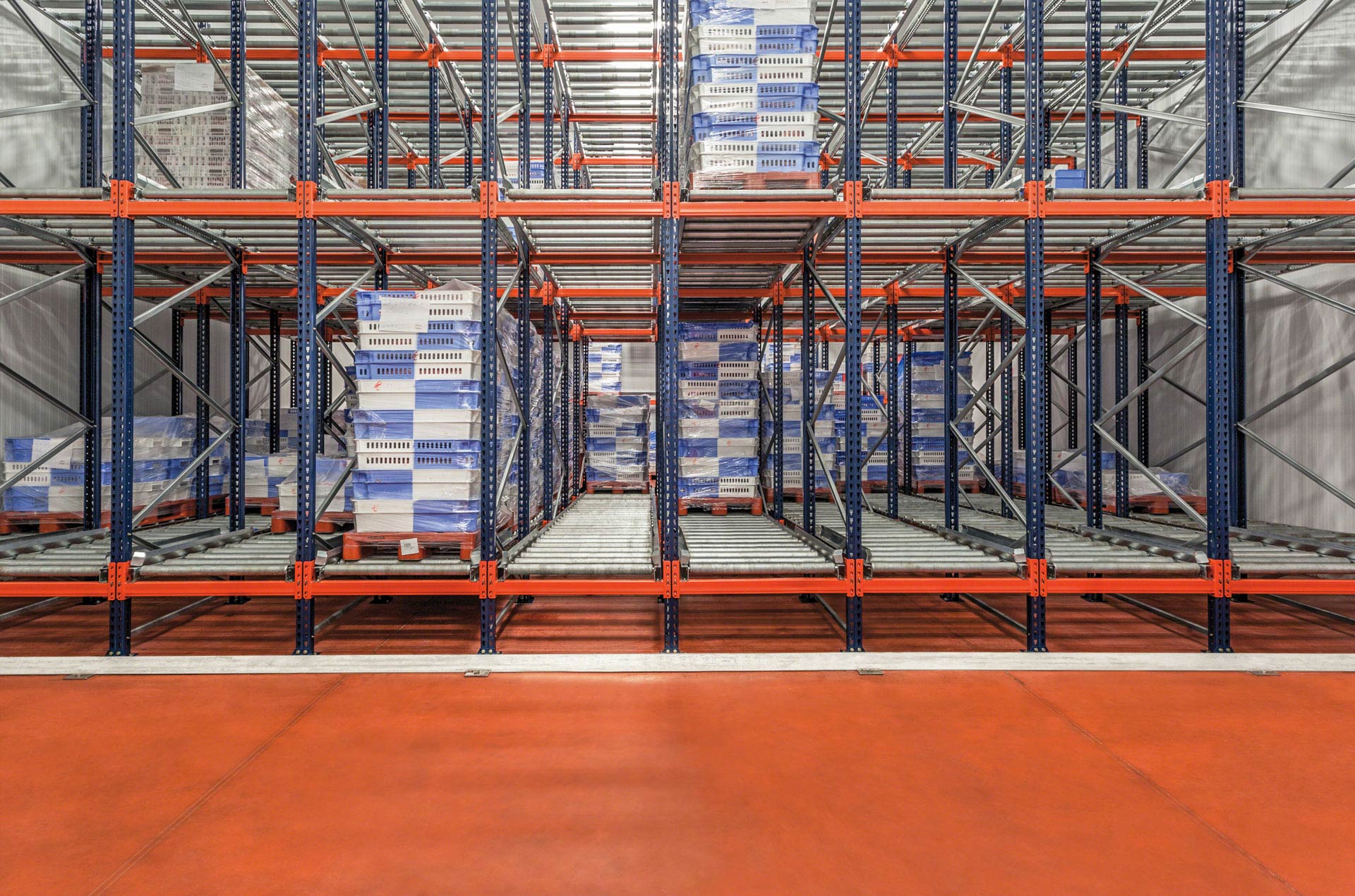 A paletização dinâmica é a solução ideal para armazenar temporariamente a mercadoria entre duas áreas de trabalho