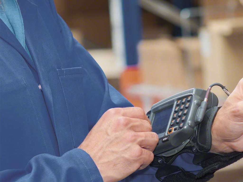 O computador corporal encaixa-se no braço para que o operador leia as instruções do SGA com facilidade