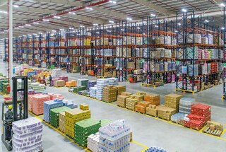 Unitization takes place in a warehouse's goods receipt and dispatch processes