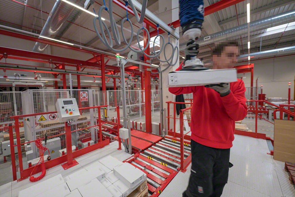 Os braços robóticos podem ser incorporados a uma linha de montagem ou uma estação de picking para agilizar os processos de armazenagem