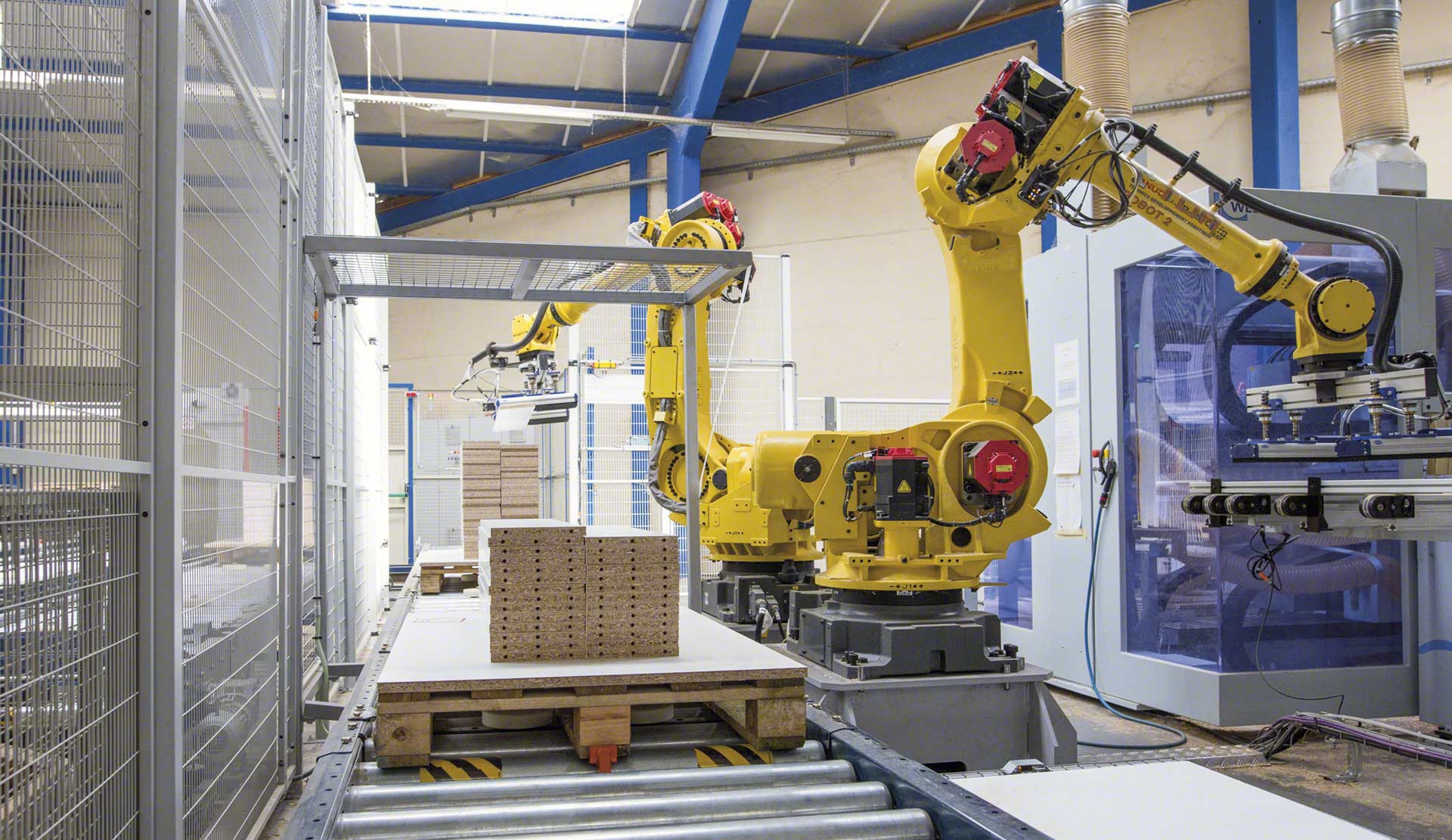 O braço robótico industrial toma impulso no armazém