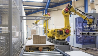 O braço robótico industrial toma impulso no armazém